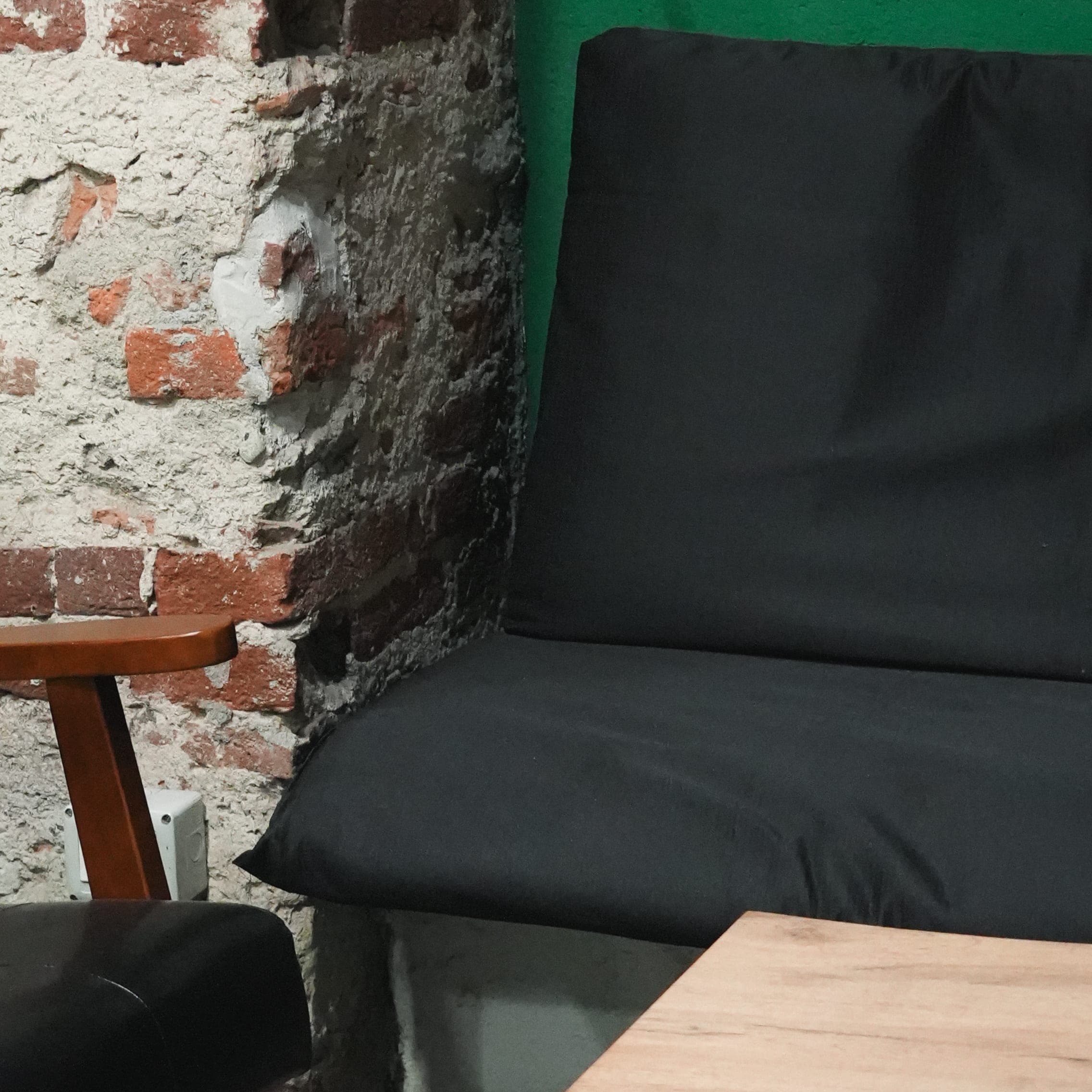 Il cuscino del divano della lounge, accanto al muro in mattoni