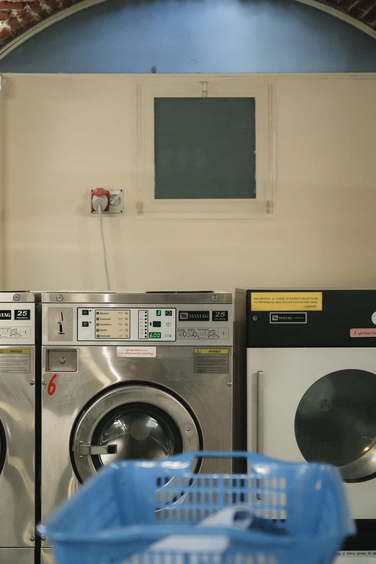 Il pannello di una lavatrice Maytag del negozio, con i cinque programmi e il cartello sulla centrifuga