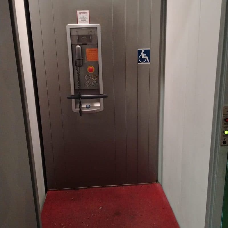 Il montacarichi, con il simbolo della carrozzina accanto ai comandi